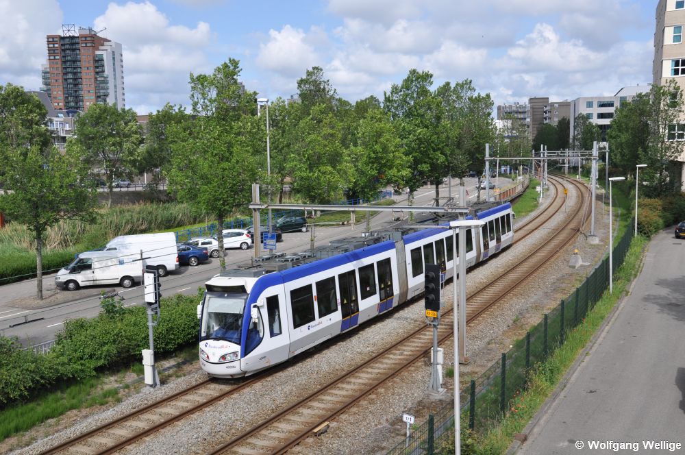 Der 'RegioCitadis' Nummer 4009 von RandstadRail fährt am 31. Mai 2011 als Linie 3 bei Zoetermeer Centrum-West Richtung Den Haag - unter dem Namen RandstadRail werden die Linien betrieben, die bis in die Vororte und nach Rotterdam fahren.