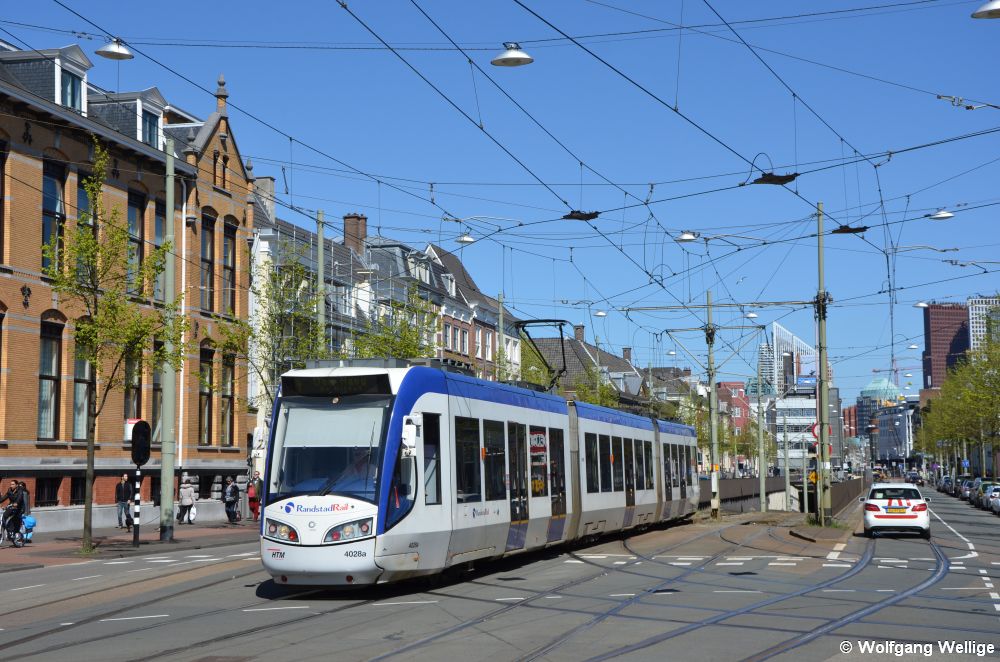 RandstadRail-Wagen 4028 hat gerade den Tramtunnel durch die Innenstadt von Den Haag verlassen und erreicht gleich die Haltestelle Brouwersgracht (01.05.2016)
