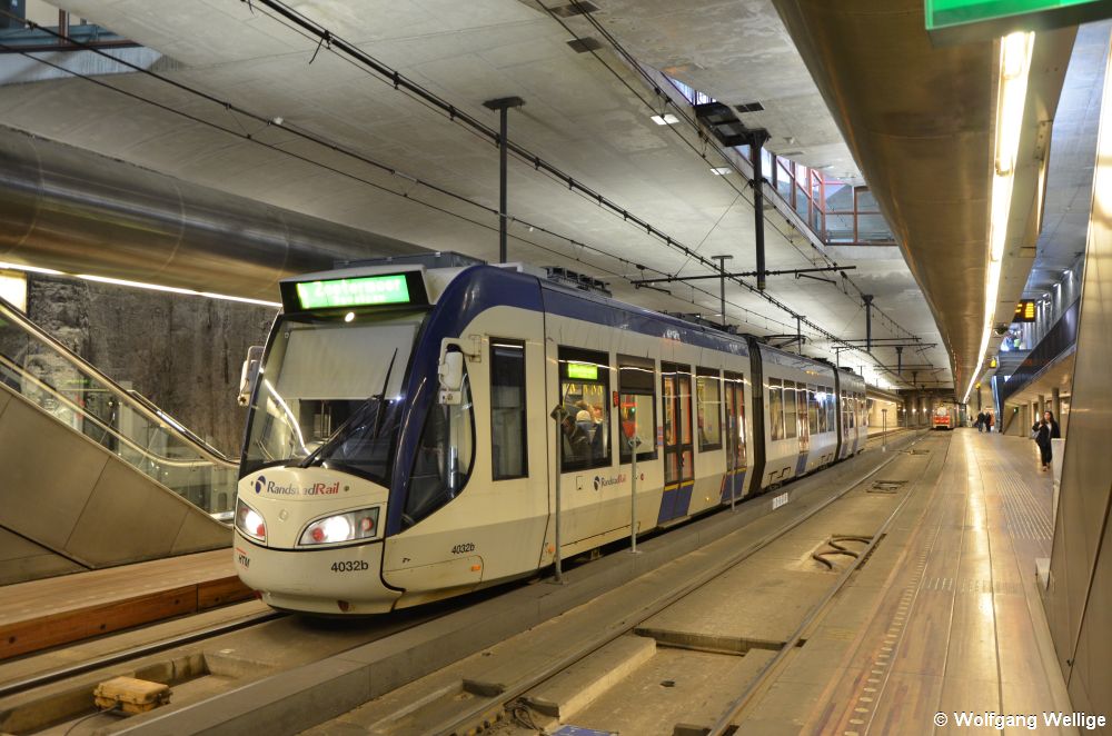 Wagen 4032 hält am 1. Mai 2016 als Linie 4 Richtung Zoetermeer in der unterirdischen Station Spui unter dem Stadtzentrum von den Haag, die mit hölzernen Bahnsteigen versehen ist.