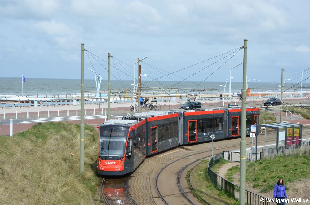 Direkt am Strand der Nordsee liegt die Endhaltestelle Scheveningen Haven - Strandweg der Linie 11, wo Avenio 5033 am 30.04.2016 gerade zur Rückfahrt Richtung Rijswijkseplein aufbricht.
