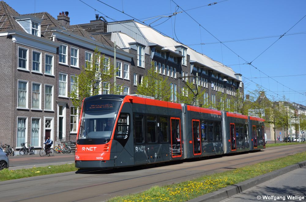 Wagen 5011 fährt am 1. Mai 2016 auf die Haltestelle 'MCH Westeinde' zu. Das Kürzel MCH steht für ein Krankenhaus (Medisch Centrum Haaglanden).