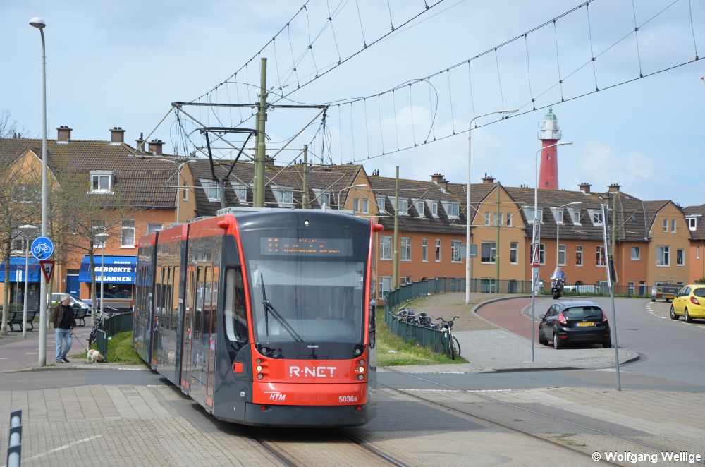 Wagen 5036 erreicht am 30. April 2016 gleich die Haltestelle Duinstraat, rechts im Hintergrund ist der Leuchtturm von Scheveningen zu sehen.