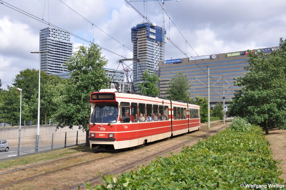 Wagen 3081 des in den Jahren 1981-1992 gebauten Typs GTL8 fährt am 31. Mai 2011 auf die Haltestelle Korte Voorhout zu, im Hintergrund ist der mit einem großen Bürogebäude überbaute Hauptbahnhof von Den Haag (Centraal Station) zu sehen.