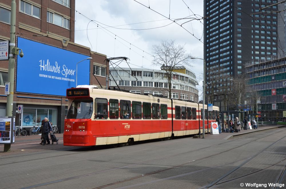 Der mit einer modernisierten Front versehene GT8L Nummer 3078 fährt am 30. April 2016 auf der Linie 11 in die Haltestelle 'Hollands Spoor' ein