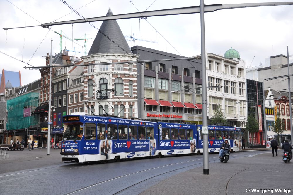 Wagen 3002 hat am 31. Mai 2011 gerade die Haltestelle Centrum verlassen, die Aufforderung 'Bellen met oma' auf der Werbebeklebung klingt für deutschsprachige Besucher eher merkwürdig.