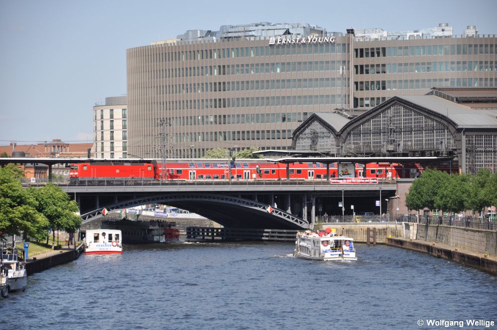 143 747 verlässt am 28. Juni 2010 mit der RB 28322 von Berlin-Schönefeld Flughafen nach Nauen am Haken den Bahnhof Berlin Friedrichstraße