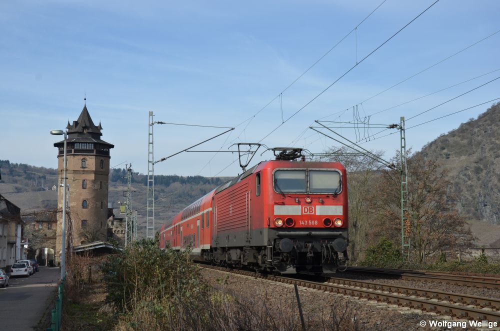 Der von 143 568 gezogene RE 4261 von Koblenz nach Frankfurt (Main) fährt am 07.03.2015 am Haagsturm in Oberwesel entlang