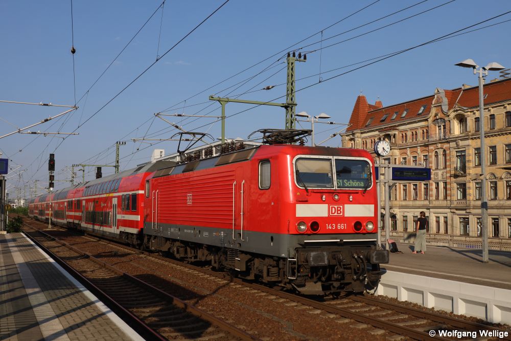 143 661 glänzt in perfektem Lackzustand mit ihrer Wagengarnitur um die Wette, als sie am 11.09.2023 auf der Dresdner S-Bahnlinie S1 in den Bahnhof Dresden Mitte einfährt.