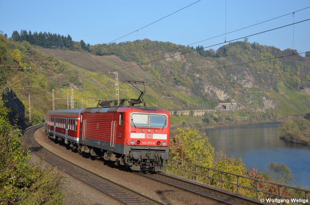 143 873 schiebt am 22. Oktober 2011 die Regionalbahn 12231 von Perl nach Koblenz Hbf über den 786 Meter langen Pündericher Viadukt vor Bullay (Mosel)