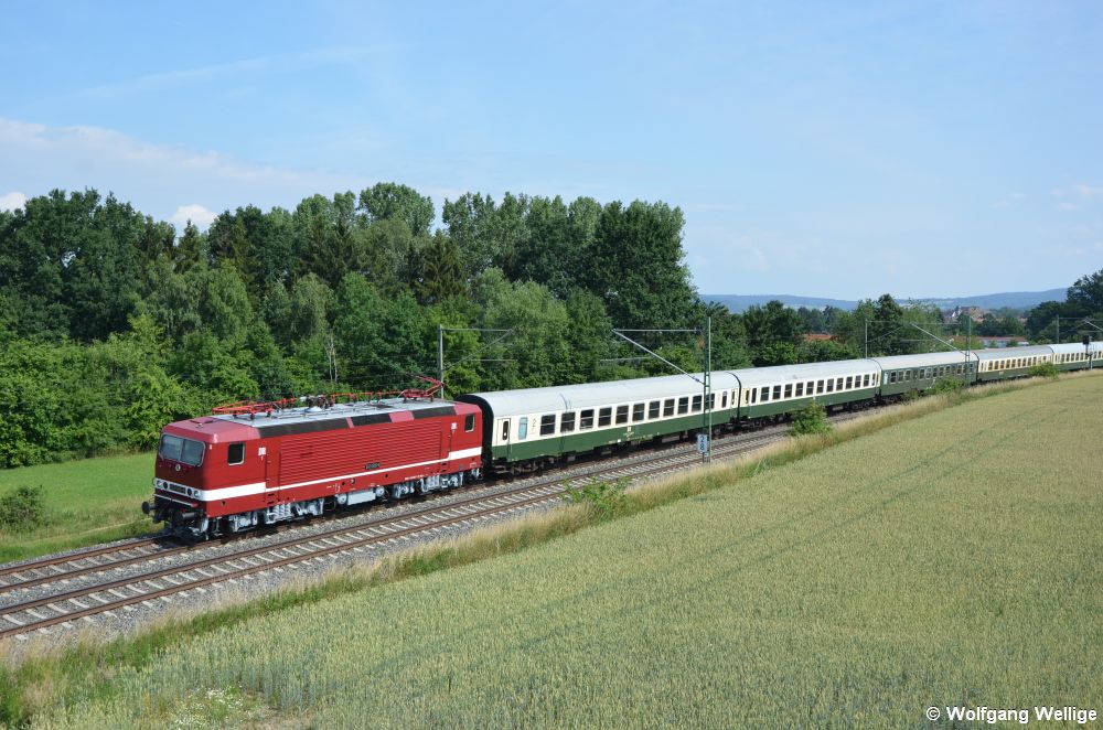 Die als Museumsfahrzeug wieder in Farben der früheren Deutschen Reichsbahn lackierte 143 005 zieht am 16. Juni 2018 den Sonderzug 'Spielzeug-Express' von Erfurt über Jena und Lichtenfels nach Sonneberg, aufgenommen bei Redwitz (Rodach).