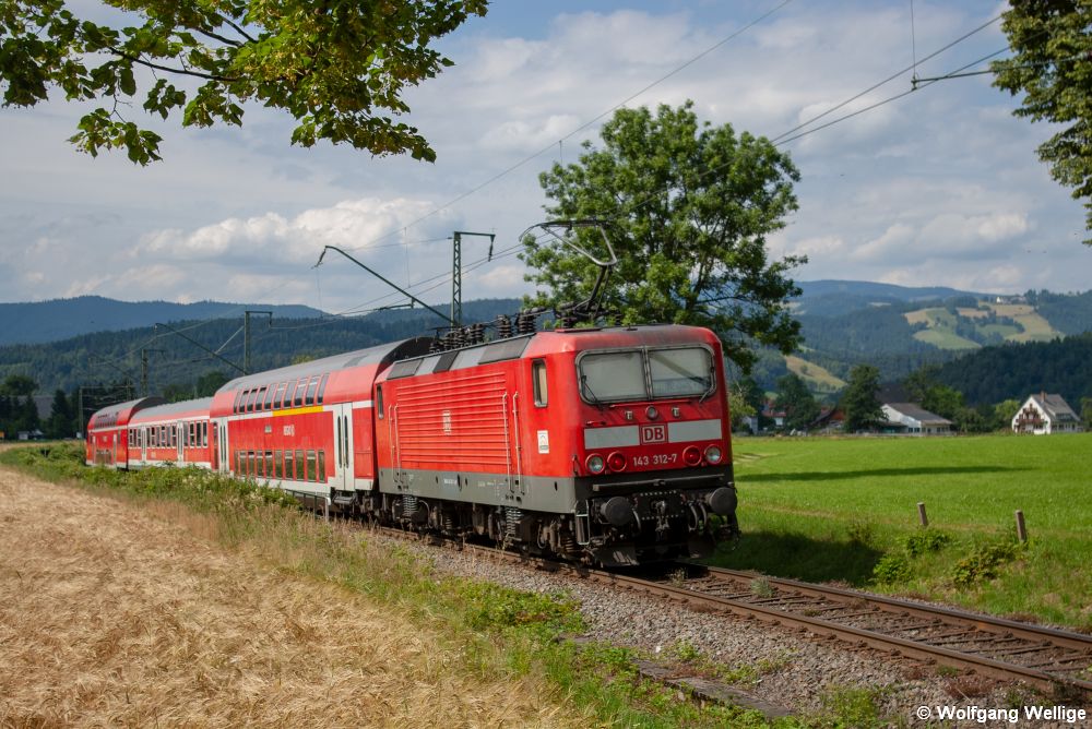 143 312 schiebt die recht außergewöhnlich zusammengestellte RB 31604 nahe des Bahnhofs Himmelreich Richtung Freiburg, 26.06.2008