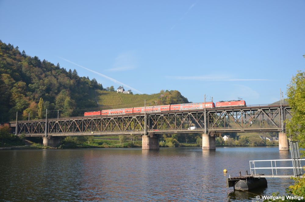 Ein 'Sandwich' mit zwei Loks der Baureihe 143 überquert die Doppelstockbrücke über die Mosel bei Bullay (22.10.2011, RB 12220 Koblenz - Trier)