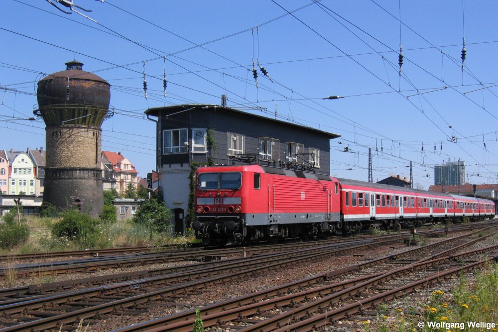 143 903 verlässt am 18. Juli 2006 mit RE 26088 von Halle (Saale) Hbf nach Kassel-Wilhelmshöhe den Bahnhof Nordhausen mit seinem markanten Stellwerk und Wasserturm