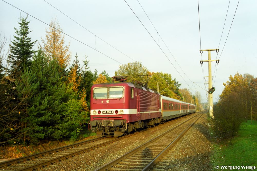 Die zum Aufnahmezeitpunkt noch in den Farben der ehemaligen Deutschen Reichsbahn lackierte 143 894 ist am 14. November 1998 auf der Nürnberger S-Bahnlinie S1 von Lauf (links Pegnitz) nach Nürnberg Hbf im Einsatz, das Foto entstand kurz vor dem Haltepunkt Seespitze.