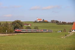 Diesellok Baureihe 218 mit EuroCity München - Zürich der SBB mit Panoramawagen im Allgäu