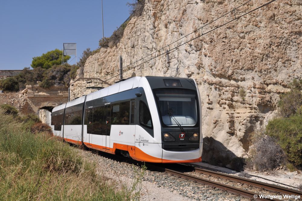 Wagen 4115, ein Vossloh Tram-Train, ist am 4. September 2010 auf der eingleisigen Strecke zwischen Sangueta und La Isleta unterwegs.