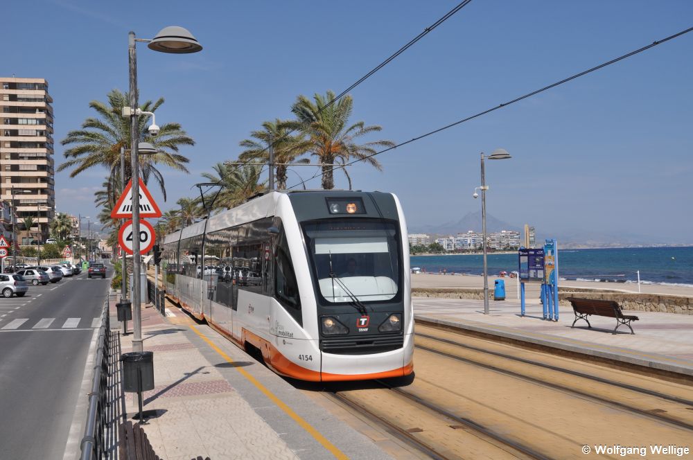 Wagen 4154 passiert ohne Halt die direkt am Strand gelegene Haltestelle Carrabiners - die mit den Vossloh Tram-Trains betriebene Linie L1 hält nicht an allen Haltestellen. (04.09.2010)
