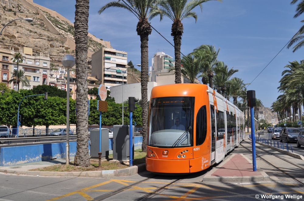 Der von Bombardier gebaute 'Flexity Outlook' Nr. 4201 erreicht am 4. September 2010 die Haltestelle Puerta del Mar