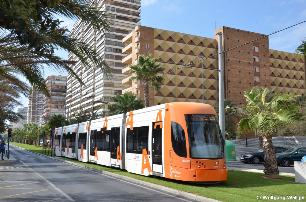 Flexity Outlook 4230 erreicht am 20. September 2012 als Linie L4 gleich die Endhaltestelle Plaza La Coruña