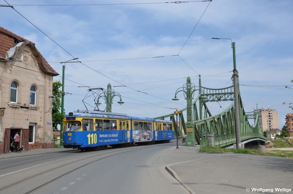 Der aus Essen übernommene Wagen 1861 hat am 3. Mai 2014 gerade auf der Podul Traian (Traian-Brücke) den Fluss Mureș (Mieresch) überquert und erreicht gleich die Haltestelle Ana Ipatescu.