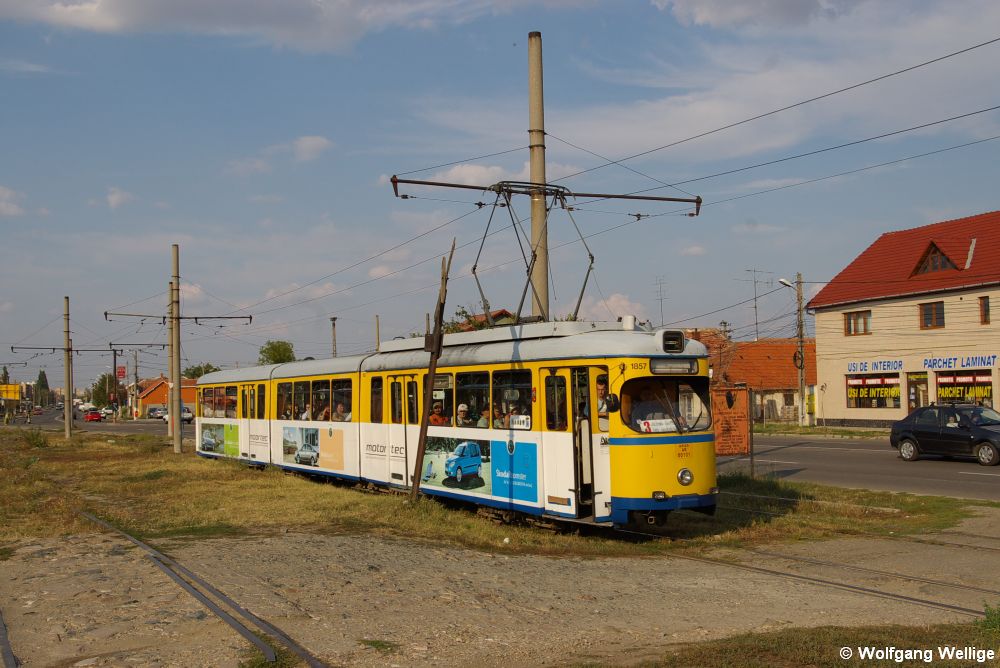 Der ex-Essener Wagen 1857 ist am 15. September 2009 als wegen Bauarbeiten umgeleitete Linie 3 nahe der Haltestelle Pomenirea unterwegs