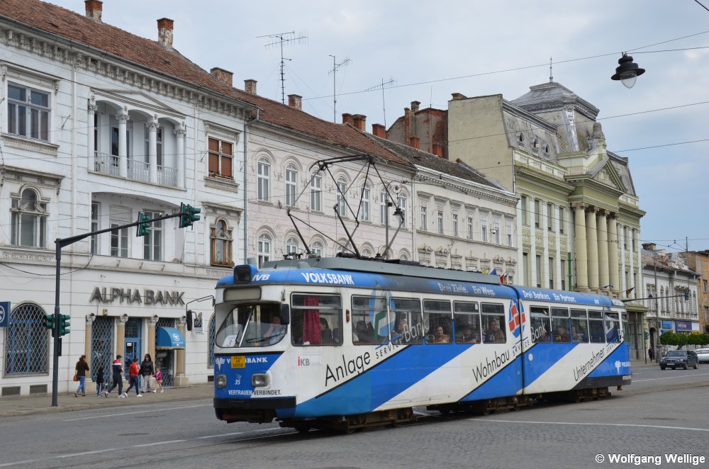 Der Düwag-GT6 Nummer 35 fuhr bis 2008 durch Innsbruck, er trägt sogar noch seine dortige Werbung für ein Geldinstitut. Am 03.05.2014 hält er als Linie 3 gleich an der Haltestelle Primărie.