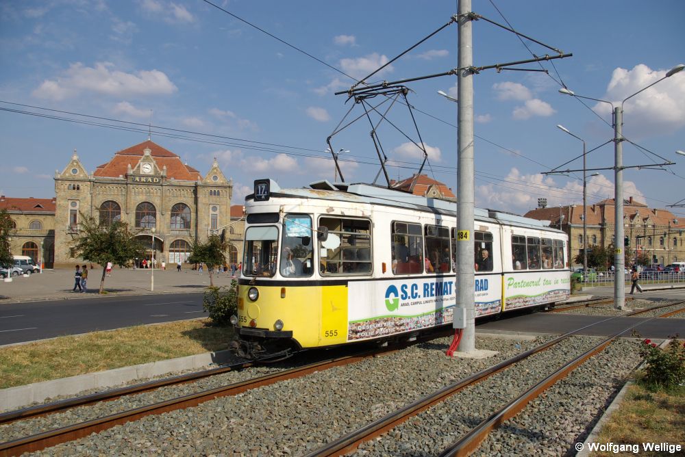 Der Esslinger GT4 Nummer 555 fuhr früher durch <a href='stuttgart.php'>Stuttgart</a>. Hier hat er am 15. September 2009 gerade die Haltestelle 'Gara CFR' verlassen, im Hintergrund ist das Empfangsgebäude des Bahnhofs Arad zu sehen.
