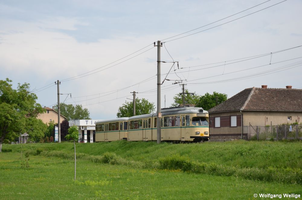 An der Überlandstrecke der Linie 11 ins gut 20 Kilometer entfernte Ghioroc liegt die Ortschaft Sâmbăteni, wo dieses Bild des von der OEG aus Mannheim übernommenen Wagens 304 entstand (03.05.2014)