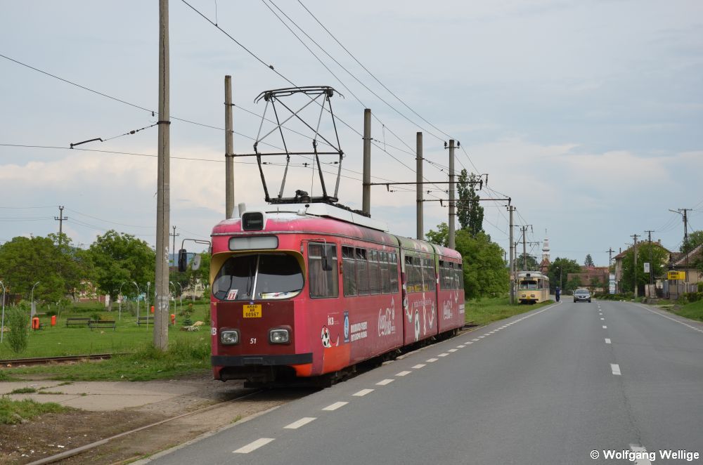 In Sâmbăteni auf der Überlandstrecke nach Ghioroc wirbt Wagen 51 am 3. Mai 2014 immer noch für Innsbruck als Austragungsort der Fußball-EM 2008