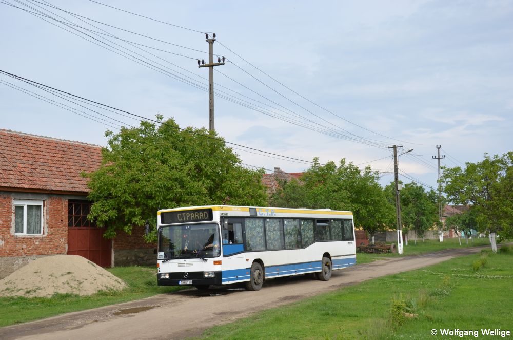 Der aus Essen übernommene Mercedes-Bus 392 vom Typ O405N holpert am 3. Mai 2014 durch Sâmbăteni, er trägt seitlich sogar noch die Aufschrift 'StadtLinie'.