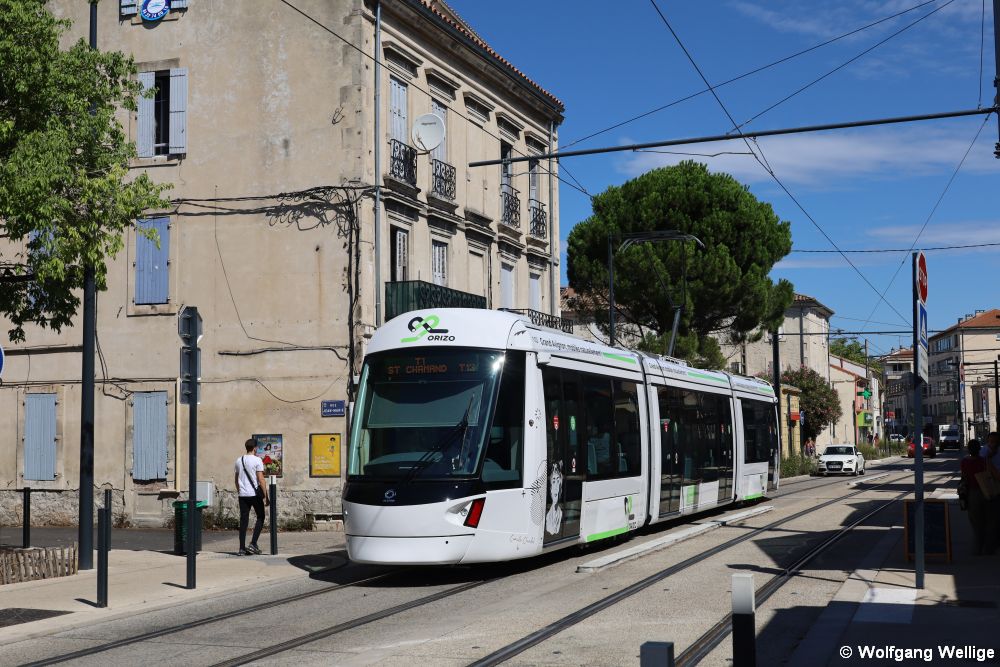 Nur auf wenigen hundert Metern teilt sich die Tram Avignon ihre Trasse mit dem sonstigen Verkehr. Am 3.8.2020 befährt Wagen 103 den kurzen Abschnitt hinter der Haltestelle Aroussaire.