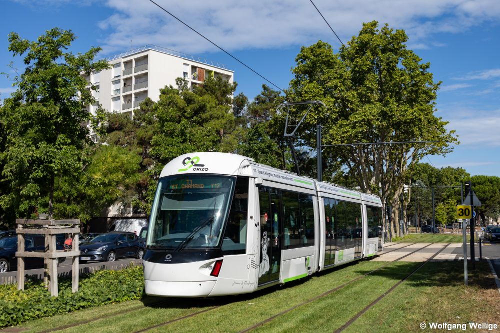 Wagen 107 passiert am 3. August 2020 den Rasengleisabschnitt zwischen den Haltestellen Les Sources und Barbière Cap Sud