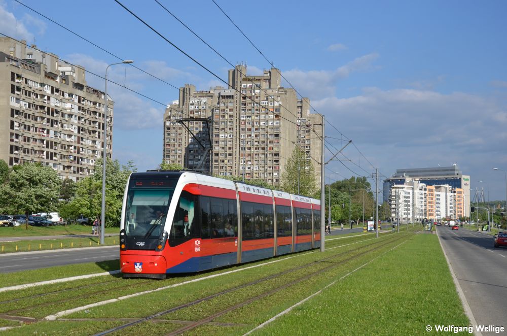 Wagen 1509 des Typs CAF Urbos 3 befährt am 5. Mai 2014 das Rasengleis zwischen den Haltestellen Milutina Milankovića / Милутина Миланковића und Železnička stanica Novi Beograd / Железничка станица Нови Београд (Bahnhof Neu-Belgrad)