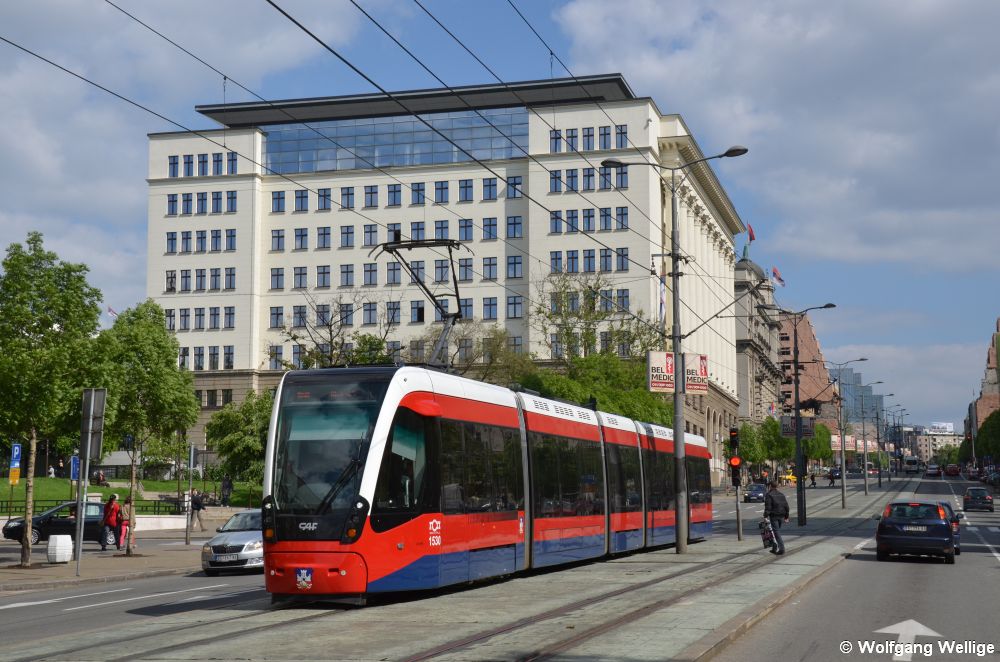 Wagen 1530 fährt als Linie 7 Richtung Blok 45 auf die Haltestelle Glavna železnička stanica / Главна железничка станица (Hauptbahnhof) zu, 05.05.2014