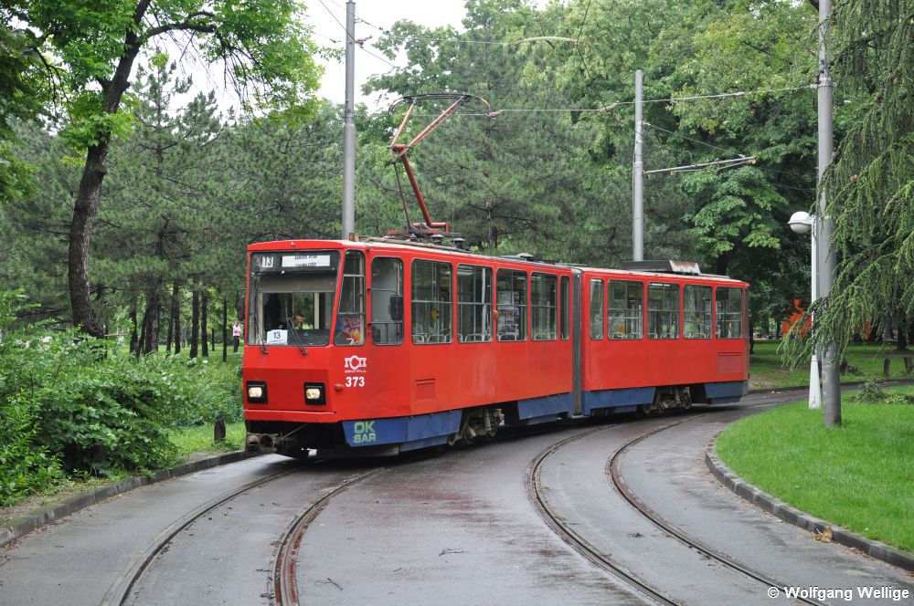 Wagen 373 wartet am 5.6.2010 in der am Rande eines Parks gelegenen Wendeschleife Tašmajdan / Ташмајдан seine Abfahrtszeit ab