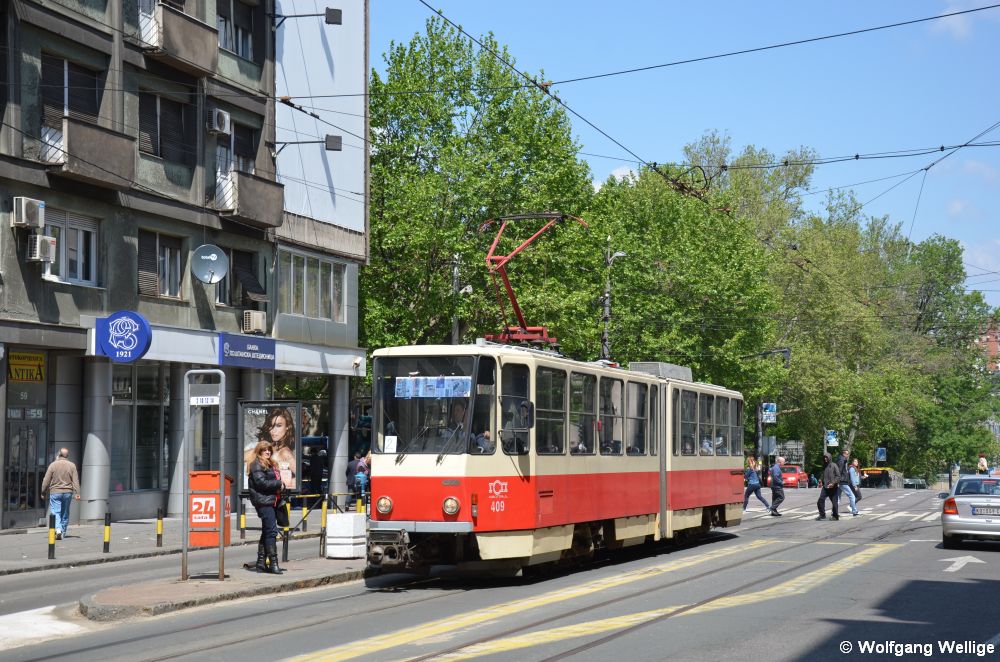 Der im ursprünglichen Farbschema lackierte Tatra KT4YU Nummer 409 fährt am 5. Mai 2014 in die Haltestelle Pravni Fakultet ein