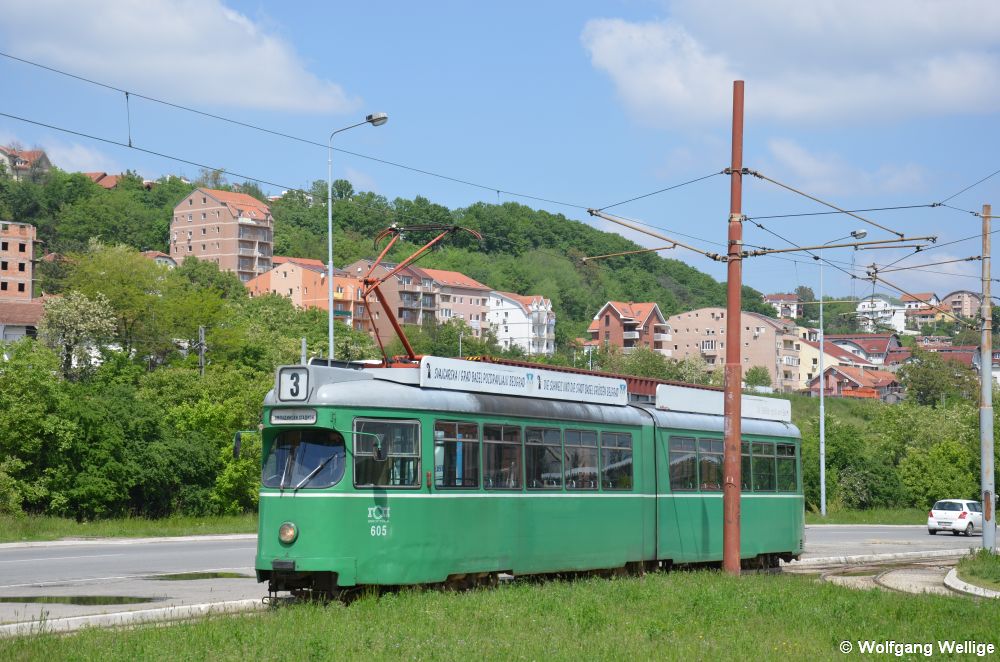 Der gebraucht aus Basel übernommene Düwag-Wagen 605 hat am 5. Mai 2014 als Linie 3 gerade die Endhaltestelle Kneževac / Кнежевац erreicht