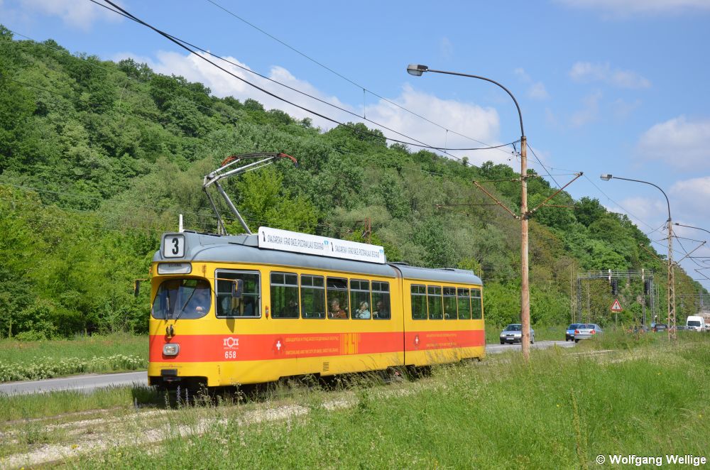 Wagen 658 war früher bei der BLT (Baselland Transport AG) auf den Überlandlinien rund um Basel im Einsatz. Am 05.05.2014 ist er auf der ebenfalls mit einigen Überlandabschnitten ausgestatteten Belgrader Linie 3 im Einsatz, aufgenommen nahe der Haltestelle Košutnjak / Кошутњак.