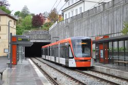 Straßenbahn Tram Bergen Stadtbahn Bybanen Stadler Variobahn an der Station Paradis am Fantofttunnel