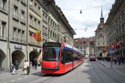 Straßenbahn Siemens Combino Tram Bern der Bernmobil in der Altstadt am Bärenplatz mit Käfigturm