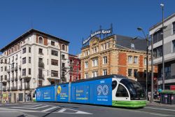 Straßenbahn Bilbao Tram CAF Urbos 2 vor der Bilbao Bizkaia Kutxa nahe der Station Atxuri