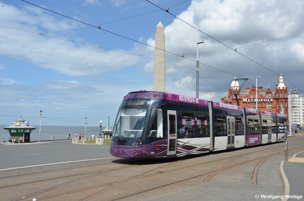 Der nordwärts fahrende Wagen 008 erreicht auf seinem Weg nach Fleetwood Ferry die Haltestelle North Pier - aus dieser Perspektive kann man gut erkennen, dass die Strecke zum überwiegenden Teil nur wenige Meter vom Meer entfernt verläuft.