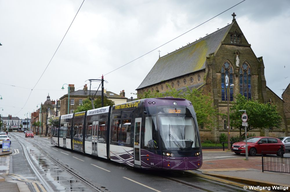 In der Ortsdurchfahrt von Fleetwood nutzt die Bahn die Hauptstraße mit, an der St Marys Church kurz vor der Haltestelle London Street entstand am 05.07.2015 die Aufnahme mit Wagen 015.