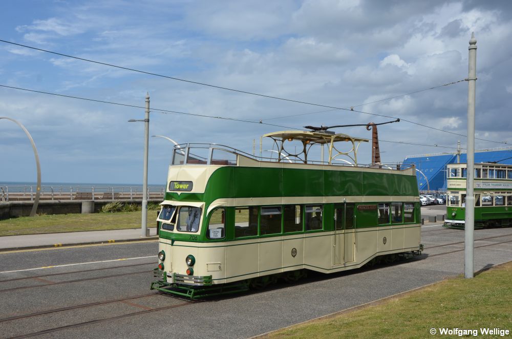 Das oben offene 'Blackpool Balloon Car' Nummer 706 fährt am 5. Juli 2015 durch die direkt am Meer gelegene Wendeschleife Pleasure Beach. Dieser Cabrio-Doppeldecker stammt aus dem Jahr 1934.