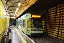 Straßenbahn Bonn Tram Duewag NGT6 als Linie 62 in der unterirdischen Haltelle Ramersdorf