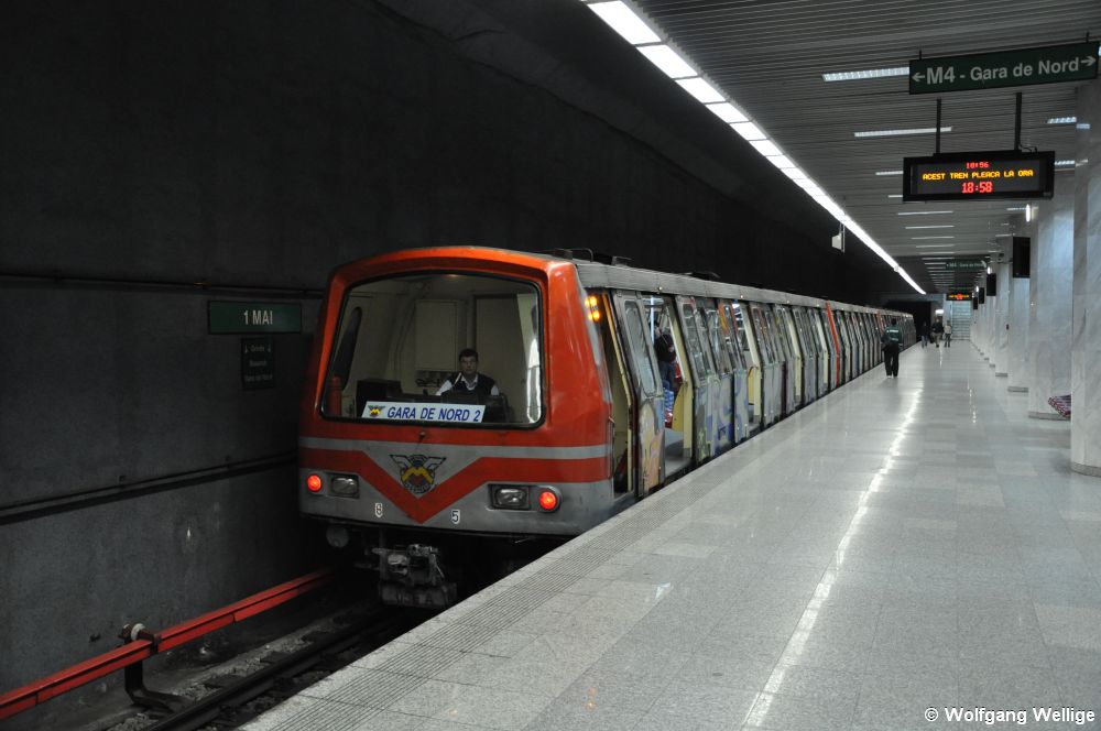 Der von Astra gebaute Metro-Wagen 85 hält am 1. Juni 2010 als Linie M4 Richtung Gara de Nord (Nordbahnhof) in der Station '1 Mai'