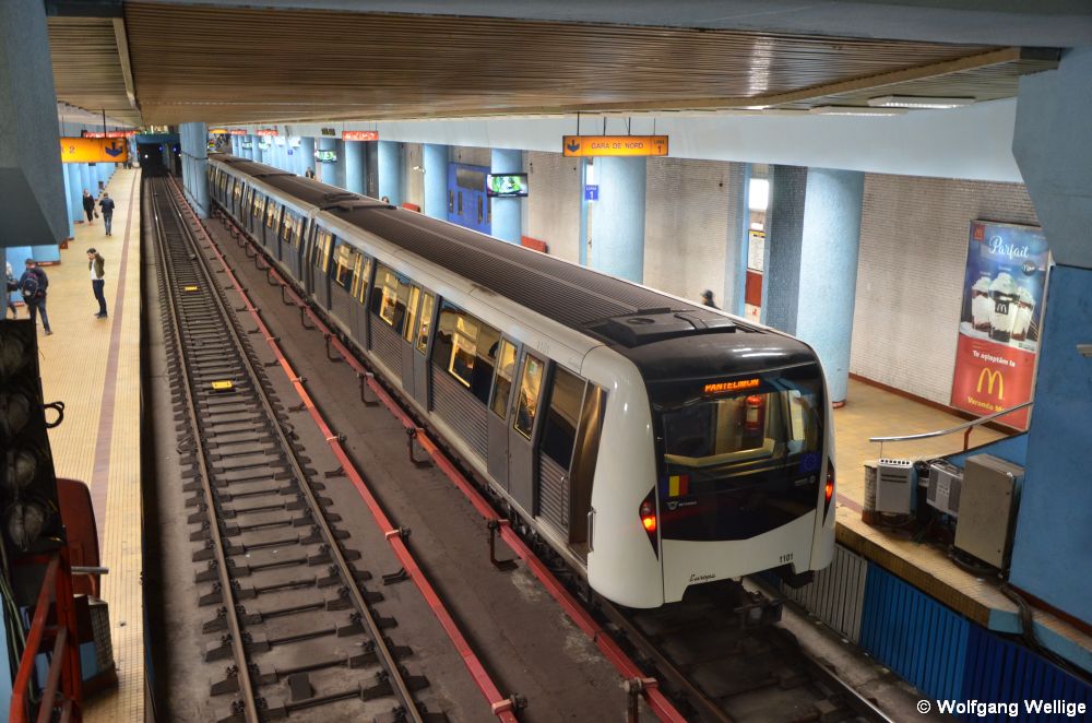 Die Metrozüge des Typs Movia wurden in den Jahren 2001-2005 von Bombardier gefertigt. Am 3. Oktober 2017 hält Wagen 1101 in der Station Obor