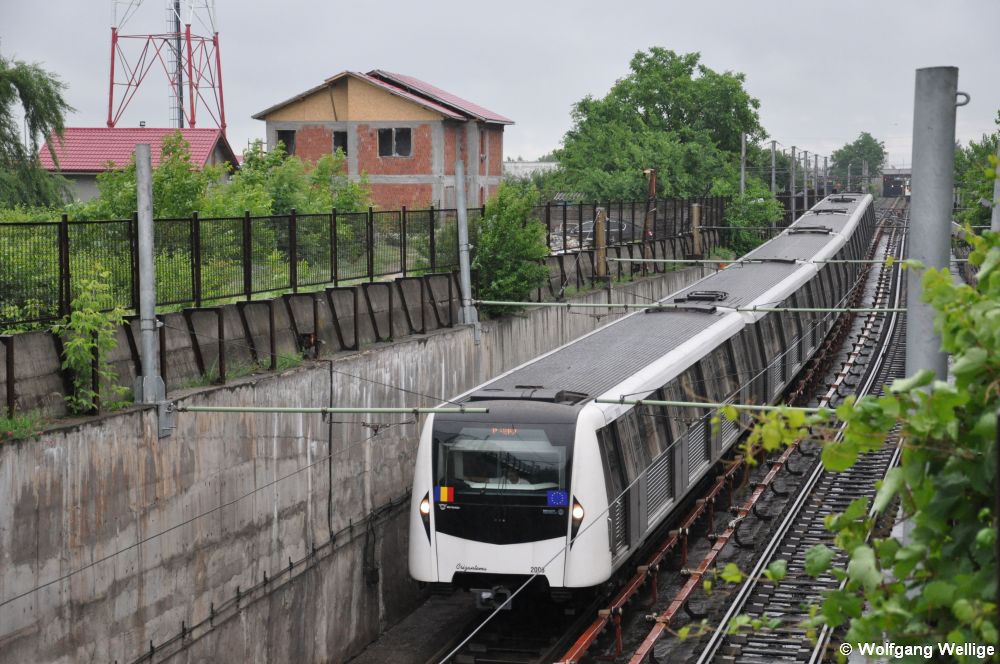 Wagen 2008 ist am 1. Juni 2010 als Linie M2 gerade an der oberirdisch gelegenen Endstation Berceni gestartet und fährt gleich in den Tunnel ein