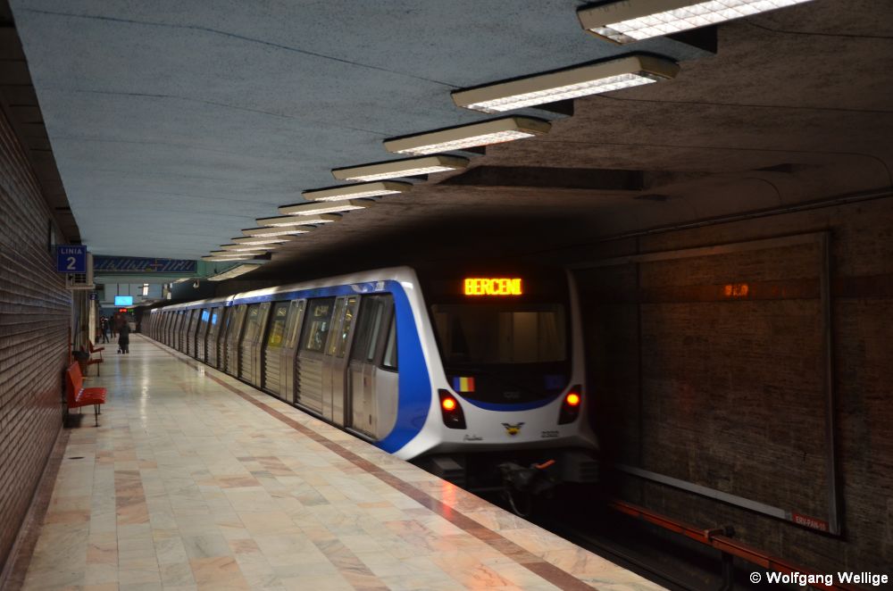 Der im Jahre 2016 vom spanischen Hersteller CAF gebaute Metro-Wagen 2322 verlässt am 4. Oktober 2017 die Station Eroii Revoluţiei