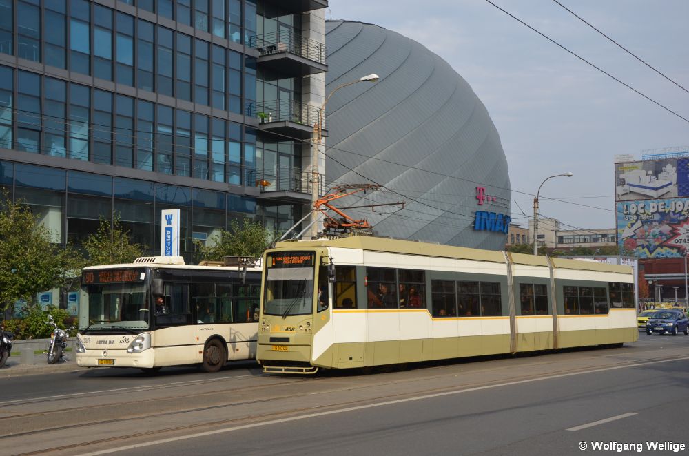 Bucur Low Floor'-Wagen Nummer 408 fährt am 4. Oktober 2017 nahe der Haltestelle Bulevardul Iuliu Maniu ein Wettrennen mit dem 'Citelis'-Obus 5376